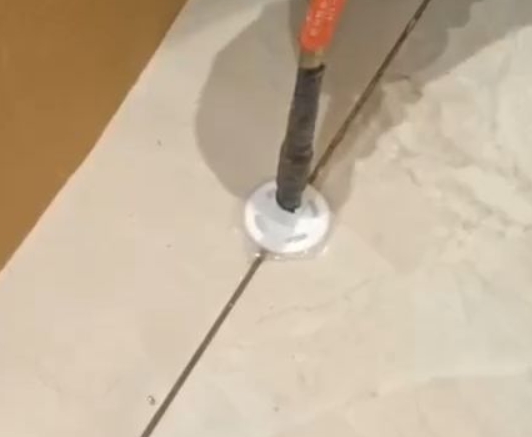 延津瓷砖空鼓维修公司专业解答瓷砖在铺贴过程中，如果没有涂抹均匀到位的粘结材料（如水泥砂浆或瓷砖胶），可能会导致以下问题