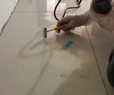 延津瓷砖开裂维修公司专业分享瓷砖在铺贴前如果没有沥干水分，将会导致以下问题